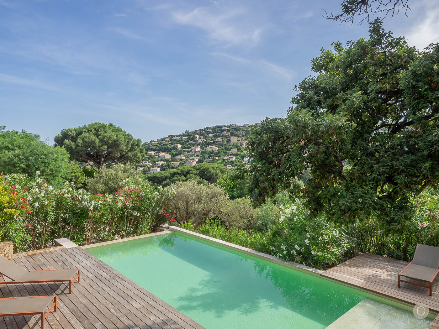 Villa Garoupe — piscine et vue colline