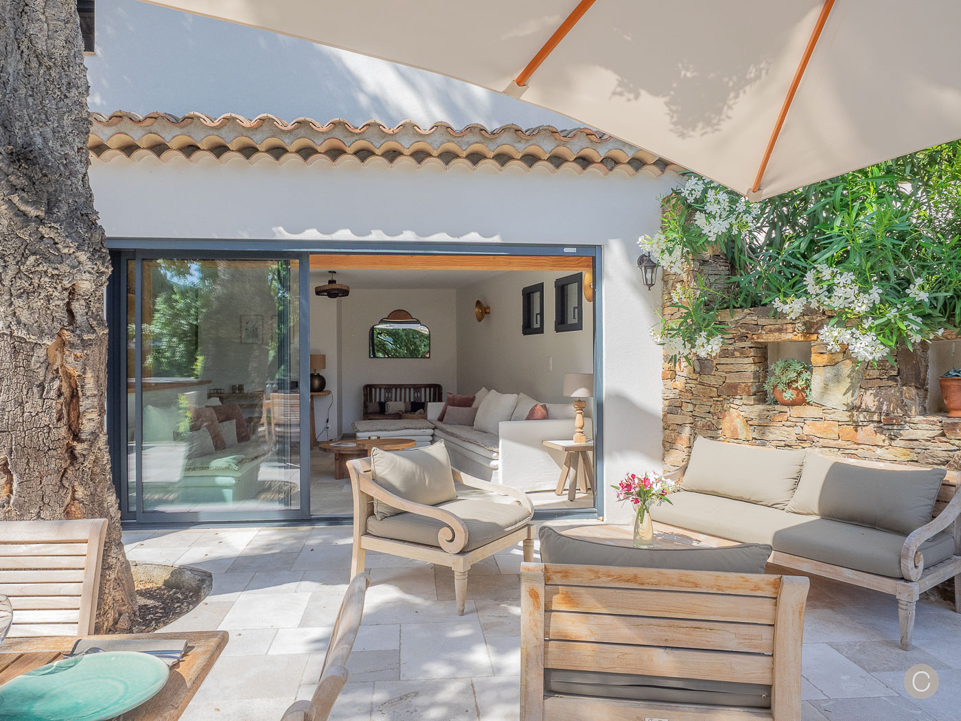 Villa Garoupe — terrasse et salon ouvert