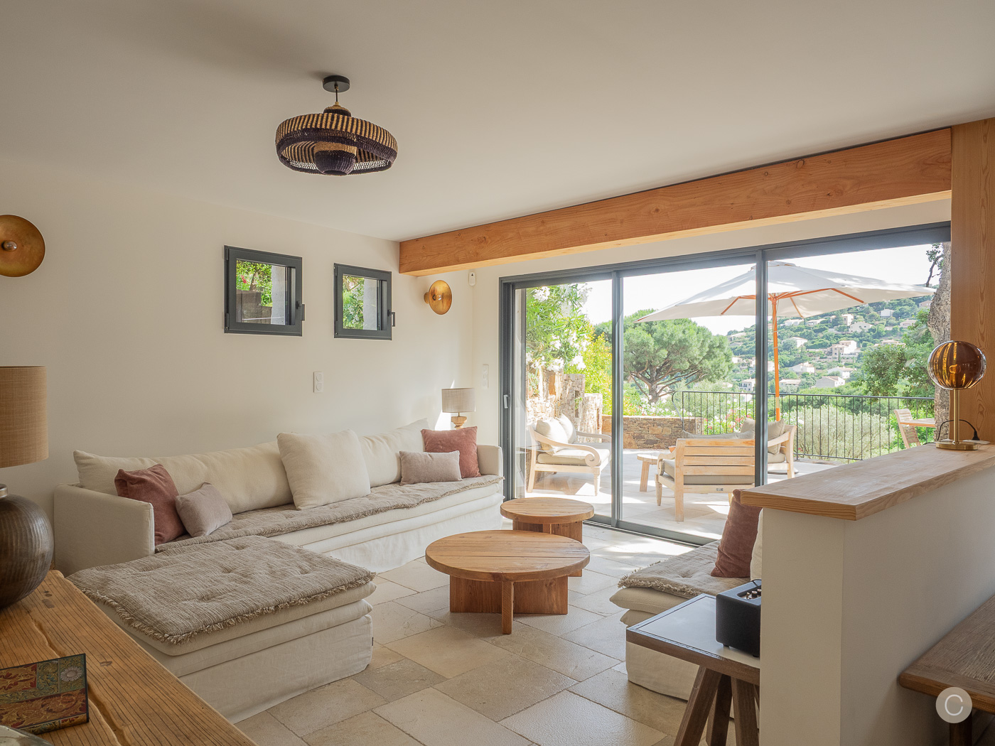 Salon ouvert sur terrasse